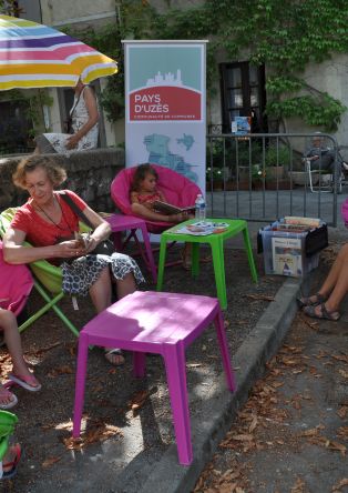 Bibliothèque au Soleil à Lussan
