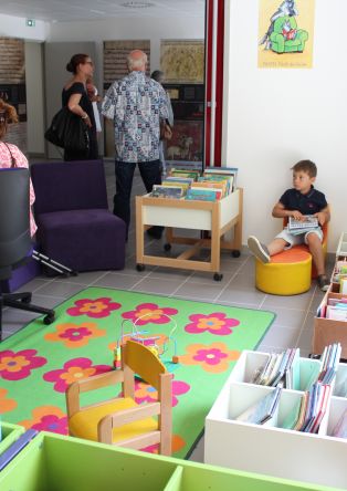 Bibliothèque au Soleil à Garrigues Ste Eulalie
